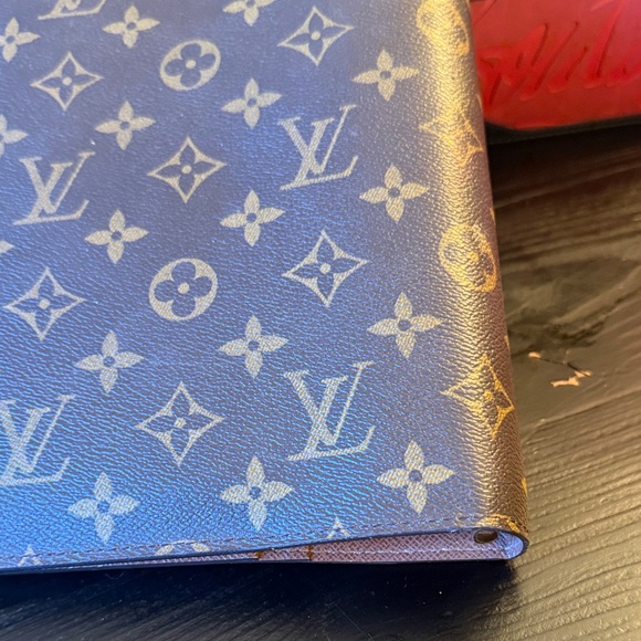 Louis Vuitton Brown and Gold Monogram Cover - Picture 3 of 11